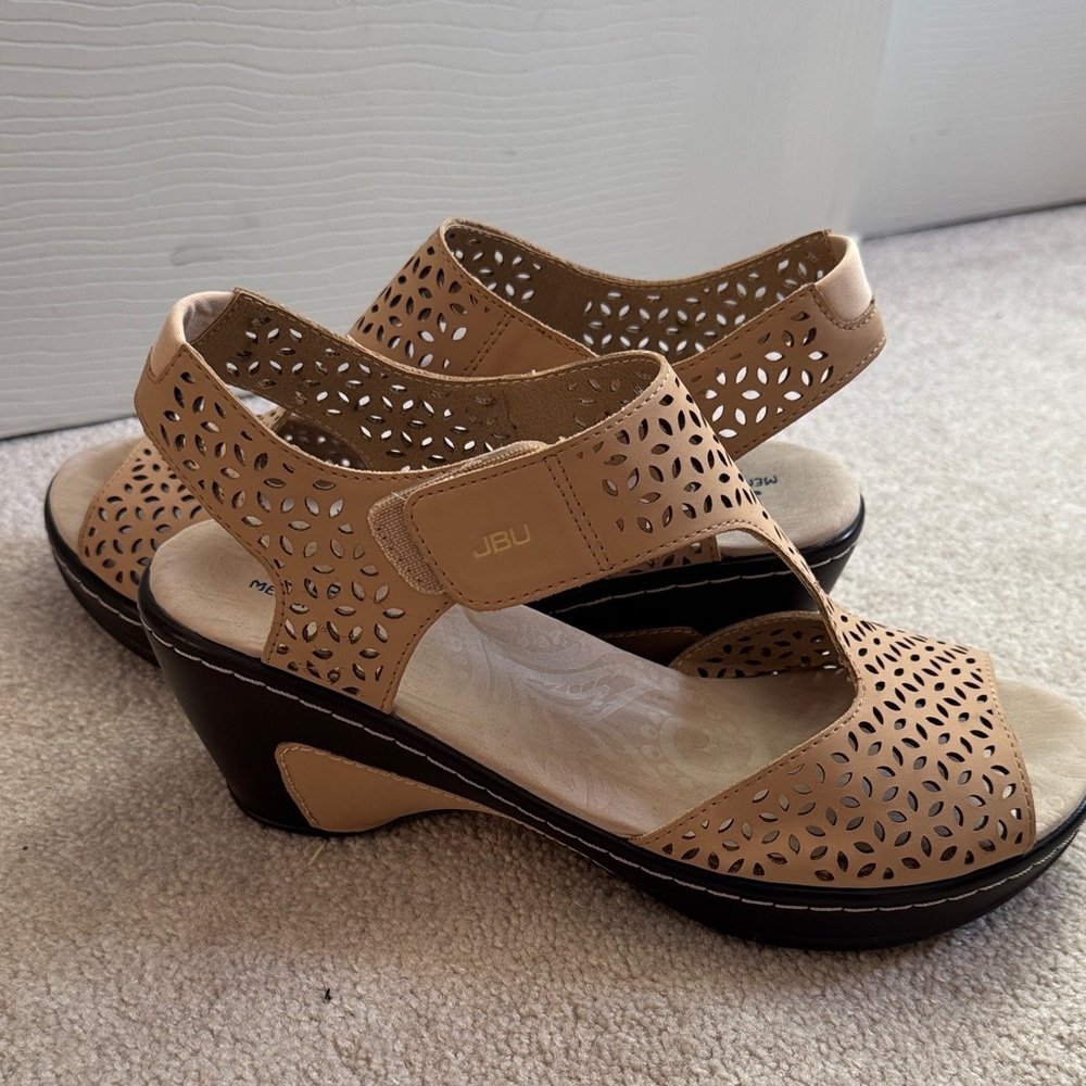 JBU Women's Cutout Tan Sandals